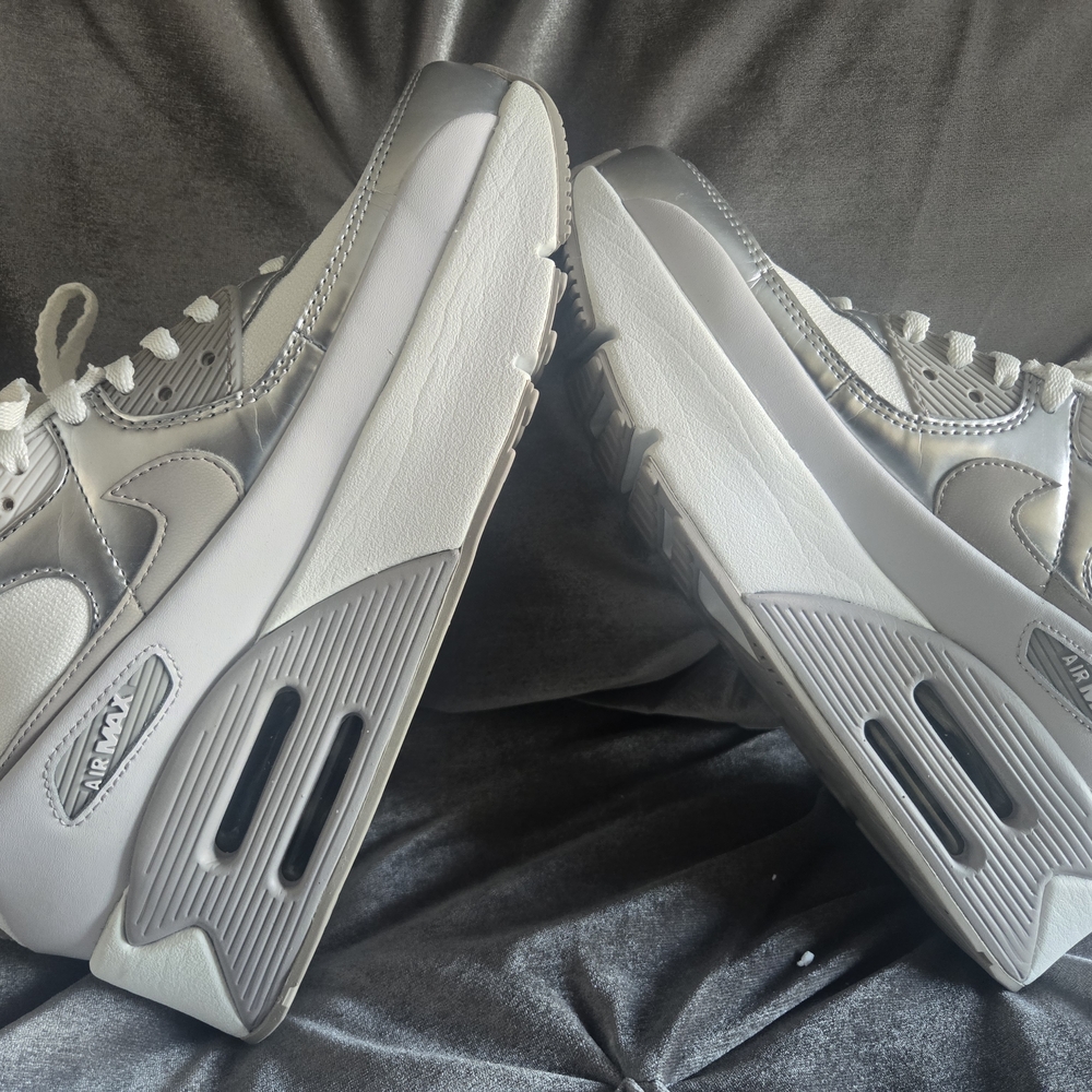 Nike Air Max in Light Gray and Soft Pink - Picture 3 of 7